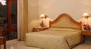ومنتجع إينا سيندهو بيتش فندق 3*